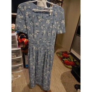 Beautiful M.H.M. Melissa Harper Long Foral Dress with Tie in Back. 100% Polyeste